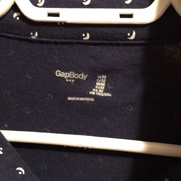 3/30$ Gap shirt   - Picture 2 of 4